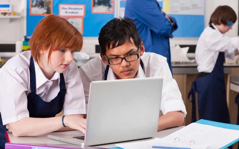 Exploring the advantages of 1:1 device programmes in schools